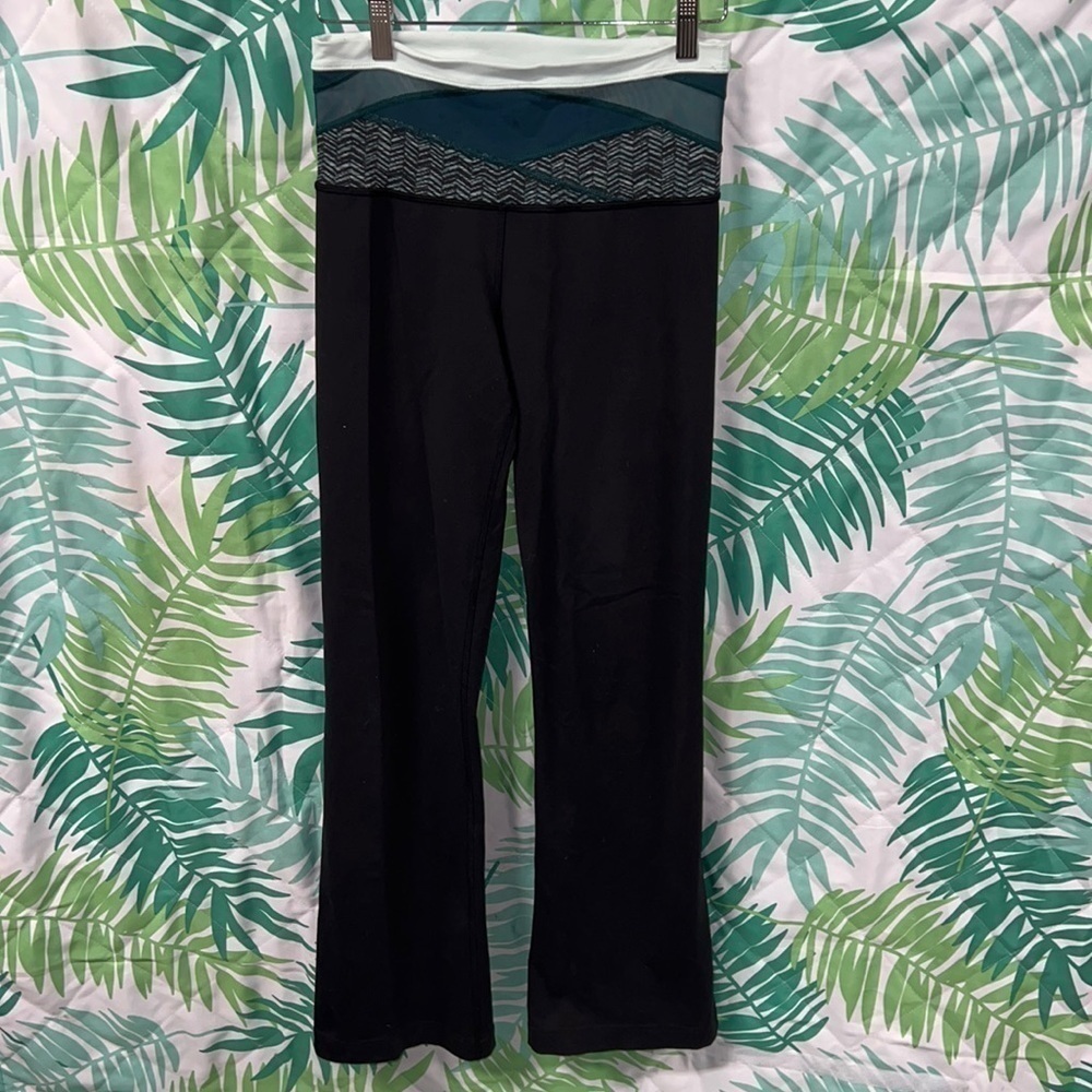 Lululemon leggings | flared bottom size 4 tall black with green waste